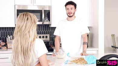 Blondýnka s velkými prsy Luna Luxe se posmívá nevlastnímu bratrovi řečmi o spermatu, dokud jí...