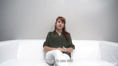 La guapa amateur Ivana muestra cómo follar en un casting