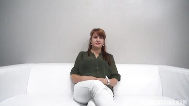 La guapa amateur Ivana muestra cómo follar en un casting