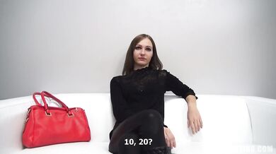 18 let stará amatérka Kristyna je rychle ošukaná a dostane sperma na zadek na castingu