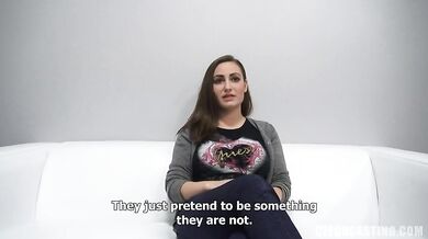 Amatérka Markéta předvádí svá velká přírodní prsa