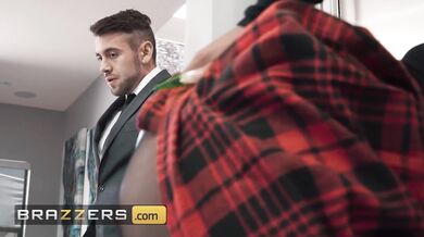 BRAZZERS - Quincy Roee se nenápadně předvádí a masturbuje před Dantem, zatímco je její manžel otočený zády