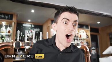 BRAZZERS - Después de que Zoe Grey eyacula, no hay más bebidas en el menú del bar, solo follar con la polla del camarero