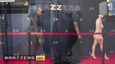 BRAZZERS - Violet Myers se luce ante los paparazzi como Bianca Censori