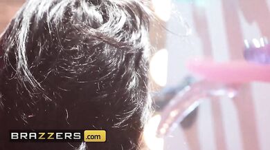 BRAZZERS - Nadia Jay folla con consoladores en una fiesta secreta hasta que llega un hombre enmascarado y le da el sexo real.