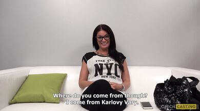 Una amateur tetona recibe una corrida facial