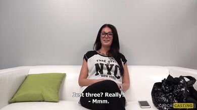 Una amateur tetona recibe una corrida facial