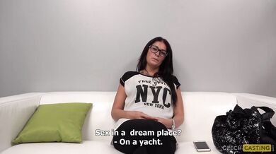 Una amateur tetona recibe una corrida facial