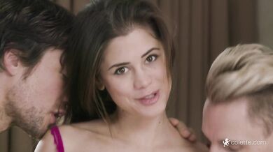 Little Caprice si užívá trojku se dvěma velkými ptáky