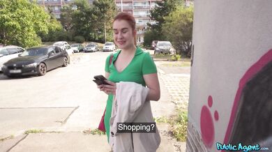 Verejné šukanie s rusovláskou babou Izzy Dark