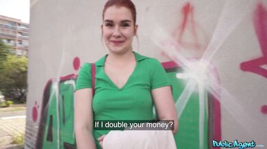 Verejné šukanie s rusovláskou babou Izzy Dark