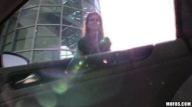 Fumar y conducir al aire libre por dinero