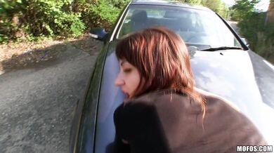 Fumar y conducir al aire libre por dinero