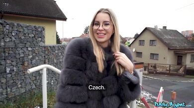 La rubia Lucky Bee folla junto al árbol de Navidad por dinero