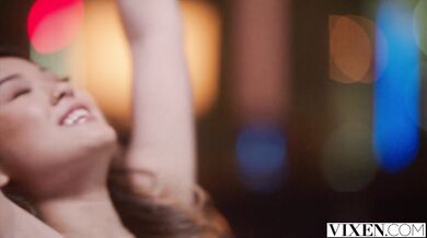 VIXEN – Riskantka Lulu má štěstí na burze a v posteli