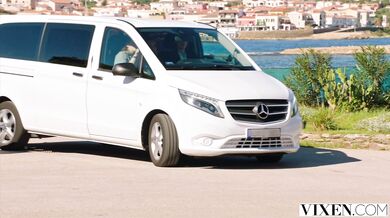 VIXEN - Pekná a drobná Evelin má prekvapivé rande bez svojho priateľa