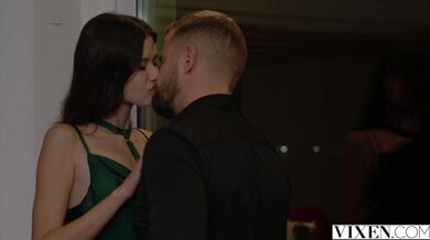 VIXEN - Pekná a drobná Evelin má prekvapivé rande bez svojho priateľa