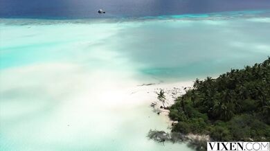 VIXEN - Sola de vacaciones, la sexy Freya encuentra una nueva distracción