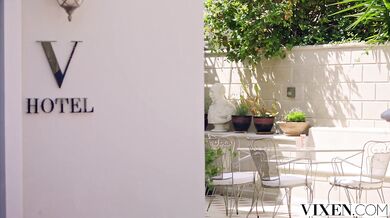 VIXEN - Encuentro lujurioso de la hermosa Zaawaadi en el Hotel Vixen