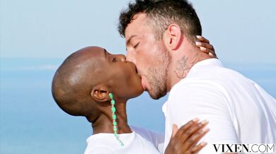 VIXEN - Encuentro lujurioso de la hermosa Zaawaadi en el Hotel Vixen