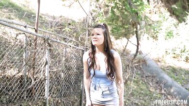 Zaseknutá ve stromě a ošukaný dvěma skauty