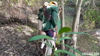 Zaseknutá ve stromě a ošukaný dvěma skauty