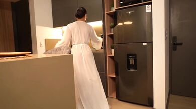 Maskovaný zlodej nedokáže odolať nadržanej obeti Mariane Martix