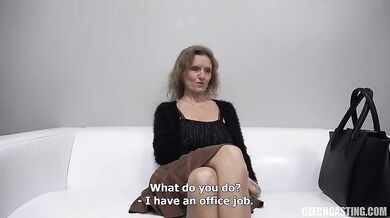Mature amatérka Radka projíždí kundičku na castingu