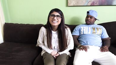 Mia Khalifa lidia con una enorme polla negra