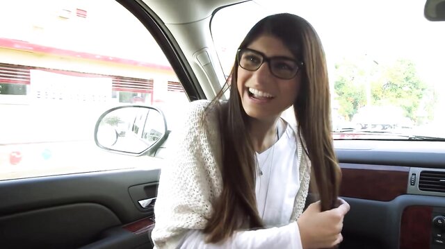 Mia Khalifa deals with huge black cock