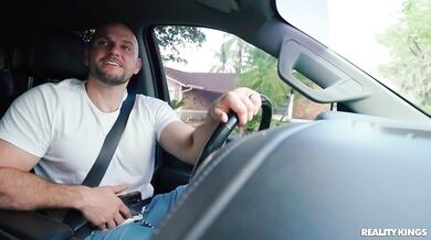 Sex v garáži se sexy mámou