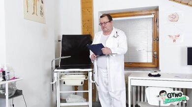 Česká kráska Cayla Lyons si nechá vyšetřit kundičku