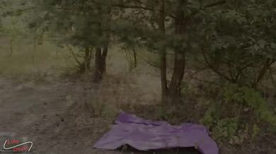 Teen gitana checa folla en el bosque con un tío mayor