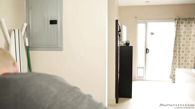 Holohlavá dívka Riley Nixon jako nadržená masérka