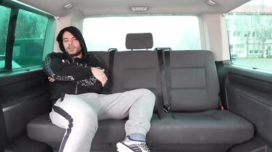 Brunetka Nana Garnet ošukaná v dodávce