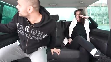 Brunetka Nana Garnet ošukaná v dodávce