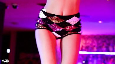 Katya Clover y Lexi Dona en un espectáculo nocturno en un club de striptease