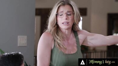 La milf traviesa Cory Chase encuentra formas de follar a su hijastro