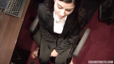 La secretaria traviesa Billie Star lo hace por dinero