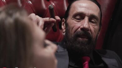 Ashley conoce al hombre cachondo más interesante