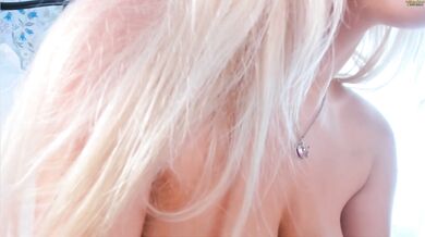 Horúca blondínka predvádza svoje dokonalé prirodzené veľké prsia na webcam