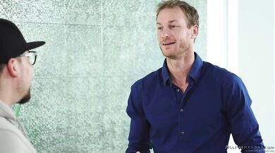 Man gets hot massage from two Asian girls