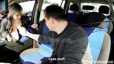 Madura con enormes tetas caídas folla en el coche