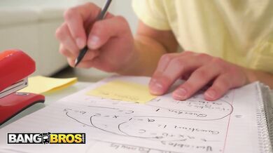 BANGBROS - Casca Akashova požádá svého syna, aby jí na vysoké škole umyl kozy, a on jí s tím víc než jen pomůže