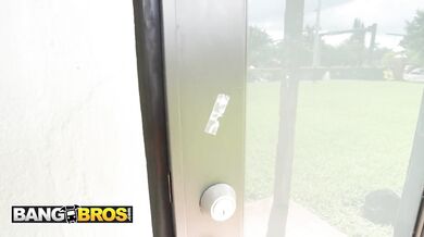 BANGBROS - Prsatá MILF Kat Marie dáva mužovi z údržby svoje prsia a mokré jebanie