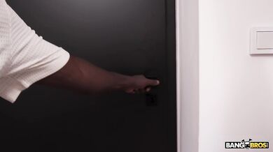 BANGBROS - Nadržená služebná Isabella De Laa dostane od svého zaměstnavatele na zadek, pak ochutná jeho náklad