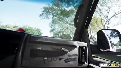 BANGBROS - Scarlett Page sube al autobús y ofrece su culo apretado para una buena follada