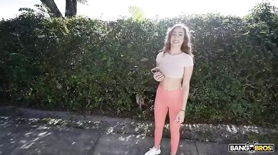 BANGBROS - Scarlett Page sube al autobús y ofrece su culo apretado para una buena follada