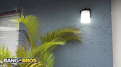 BANGBROS - Elise Bethann poskakují velké kozy, zatímco rajtuje na ptáku svého nevlastního syna