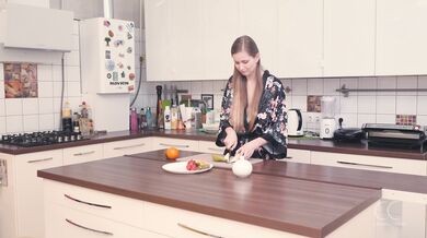 Sexo apasionado en la cocina con Stella Cardo